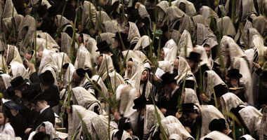 بالصور.. آلاف اليهود يحتفلون بـ"عيد العرش" 