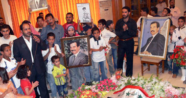 عراقيون يحتفلون بعيد ميلاد صدام حسين