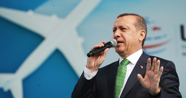 كاتب تركى شهير : أردوغان ينتهك الديمقراطية وحكومته استبدادية
