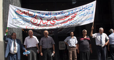 الصيادلة يحتجون أمام "التأمين التعاونى" 