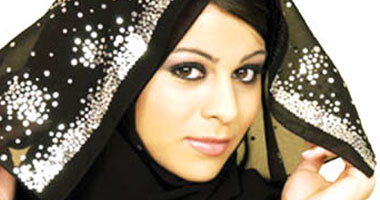 بالصور.. العباءة السوداء زى المرأة الأنيقة