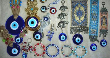 بالصور.. إكسسوارات الحسد ترتدى ثوب الموضة