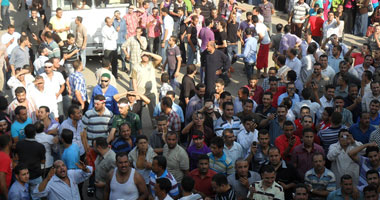عمال مفصولون تعسفيًا يحتجون لعدم صرف رواتبهم