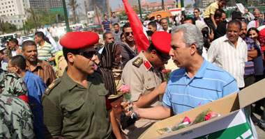 المواطنون يحتفلون بـ"التحرير".. والعرض العسكرى يجوب الميدان