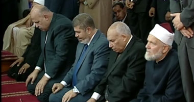 "مرسى" يؤدى صلاة الجمعة بمسجد التنعيم فى محافظة مطروح