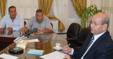 استياء الطلاب من أكوام القمامة أمام لجنة المستقبل