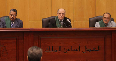 بدء أولى جلسات محاكمة شفيق ونجلى مبارك فى قضية أرض الطيارين