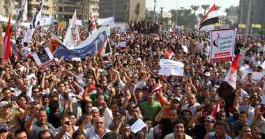 دروع بشرية من المتظاهرين بالتحرير لمنع الاشتباك مع الأمن