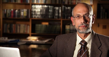 أيمن الصياد مستشار الرئيس السابق يطير إلى روما
