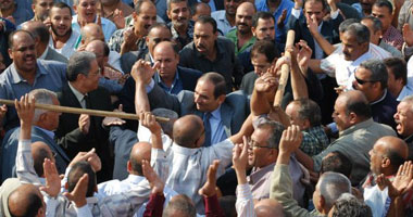 بالصور.. "مشعل" يرقص وسط عمال مصنع 99 الحربى