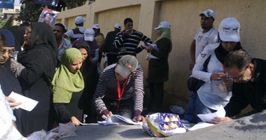 أنصار مرشح "الوطنى" يعتدون على الناخبين فى السويس