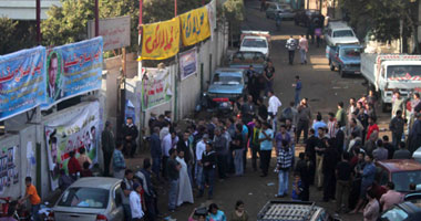 ناخبو أكتوبر يحملون لافتات "الوطنى" لفك الحصار الأمنى