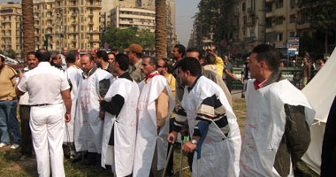 الأمن يفشل فى فض اعتصام مصابى الثورة من التحرير