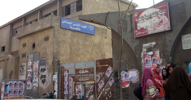 بالصور.. طلاب معهد فنى بالمطرية يصرخون من أكوام القمامة  