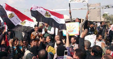 شباب يتظاهرون بالطرابيش لتوحيد الميدان