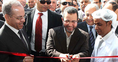 بالصور.. قنديل يفتتح عددًا من المشروعات الصناعية ببنى سويف.. المواطنون يطالبون بمنح المحافظين صلاحيات أكبر.. رئيس الوزراء يتعهد بالقضاء على الوساطة والمحسوبية.. ويؤكد: لا مساس بدعم رغيف الخبز 