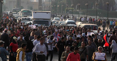 المتظاهرون يرددون النشيد الوطنى بشارع قصر النيل