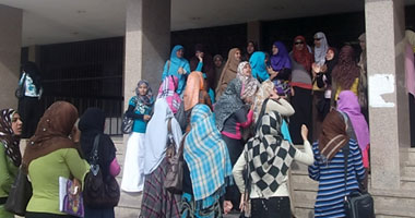 طلاب المدينة الجامعية بجامعة القاهرة يطردون قناة "أون تى فى"