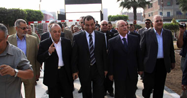 وزير التعليم يزور ثلاث مدارس أنشأها الأهالى بالجهود الذاتية فى الشرقية.. ويمتنع عن تفقد الرابعة بعد علمه بتجمهر معلمى الحصة أمامها.. ويؤكد: المعلمون ليسوا عبيداً والعنف فى المدارس ليس ظاهرة