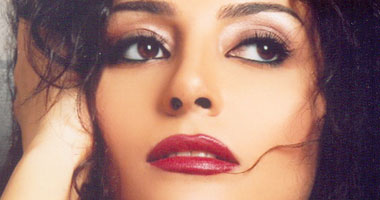 موضة ماكياج الـ"وارم" و"الناكرية" لعيون الفنانات