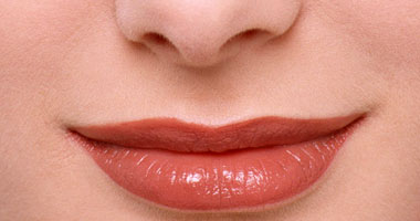 خبيرة تجميل تقدم عددا من النصائح للسيدات لتثبيت لون طلاء الشفاه 