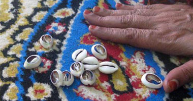 البحوث الفلكية: قارئ الكف والفنجان وضارب الودع "منجم" ولا صلة لنا به