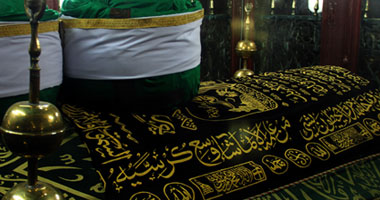 الشيخ أحمد فريد: الشرع يحرم بناء الأضرحة بالمساجد