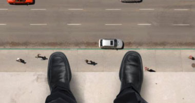 حاول دخول منزله عبر المواسير فسقط من الطابق السادس