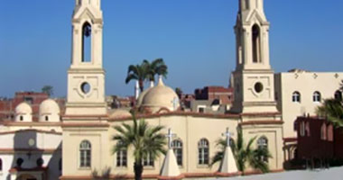 تجمهر أهالى قرية أبوالعباس أمام كنيسة العذراء ببنى مزار فى المنيا