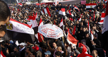 متظاهرو التحرير يقيمون "نصب تذكارى" إهداءً لشهداء الثورة 