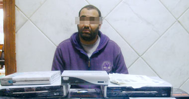 اتهام عاطل ببيع أجهزة فك شفرات القنوات الفضائية فى الجيزة