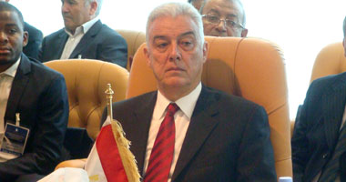 فى قضية تصدير الغاز.. دفاع المتهمين يتشاور معهم داخل القفص