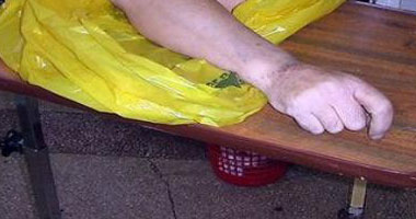 سعودى يفاجأ بذراع رجل دهسه قبل أربعة أشهر عالق فى سيارته