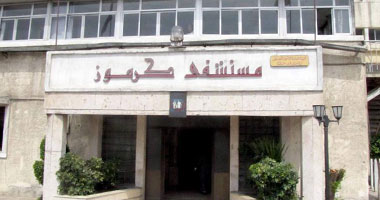 العاملون بمستشفى كرموز يتظاهرون احتجاجًا على احتجاز 2 من أفراد الأمن