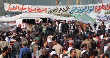 معتصمو "التحرير" ينقلون خيامهم لـ"حديقة المجمع" 