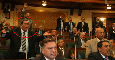 بالصور .. معركة السلاب ومحافظ القاهرة فى مجلس الشعب.. وسرور يرفع الجلسة لفشله فى السيطرة على النواب