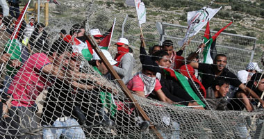 عشرات الفلسطينيين يعتصمون أمام مقر الصليب الأحمر بنابلس