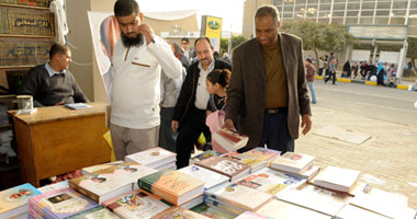 فى صالات عرض الكتب عطور لفك السحر وادوات للحجامه
