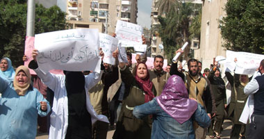 وقفة احتجاجية للعاملين بمديرية الصحة بالسويس