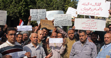 عمال مطاحن جنوب القاهرة يحتجزون مسئولاً كبيراً بالشركة