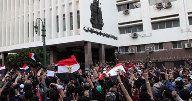 الأمن يمنع المتظاهرين من دخول شارع مجلس الشعب
