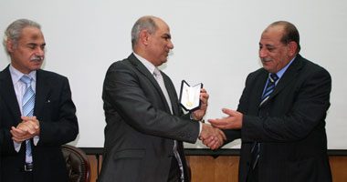 بالصور.. جامعة كفر الشيخ تكرم رئيس الجامعة السابق والأمين العام 