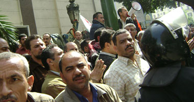 بالصور.. لليوم الثانى استمرار اعتصام عمال "أمنيستوا"