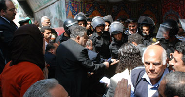 الأمن يعتدى على منظمى محاكمة "الوطنى" شعبيا