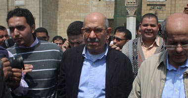 بالصور: "البرادعى" فى أول جولة له بـ "الشارع".. زار خان الخليلى ومسجد السلطان "بن قلاوون ".. وصلى الجمعة فى الحسين وسط حشد جماهيرى وهتافات مؤيديه 