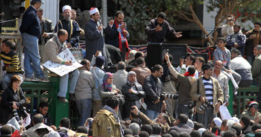 صبية يوزعون توكيلات للانضمام لحزب العدل فى الغردقة