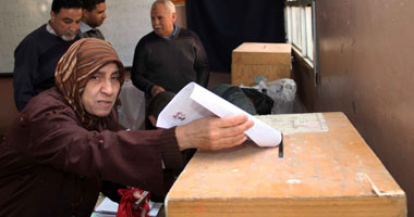 إقبال كبار السن والسيدات على التصويت بالدرب الأحمر 