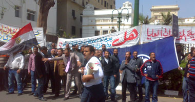 وقفة احتجاجية للعاملين بالأزهر أمام مجلس الوزراء