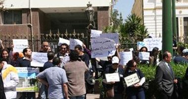 مظاهرة لطلاب وأساتذة جامعة النيل أمام مجلس الوزراء