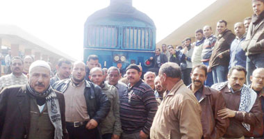 أهالى منشية الجبل الأصفر يقطعون السكة الحديد اعتراضا على قطع المياه